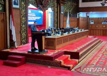 Anggota Fraksi PAN DPRD Provinsi Jambi Sampaikan Pandangan Fraksi. FOTO: IST