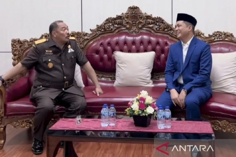 Ketua DPRD SIlaturahmi dengan Kejati Sugeng Haryadi. FOTO: IST