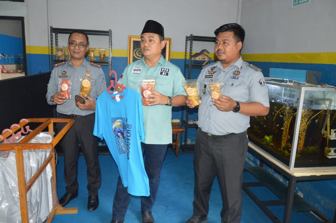 Anggota DPD RI, Sum Indra Saat Mengunjungi Ruangan bina kerja di Lapas Narkotika Muara Sabak. FOTO: DOC LAPAS