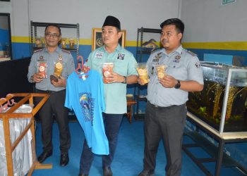 Anggota DPD RI, Sum Indra Saat Mengunjungi Ruangan bina kerja di Lapas Narkotika Muara Sabak. FOTO: DOC LAPAS