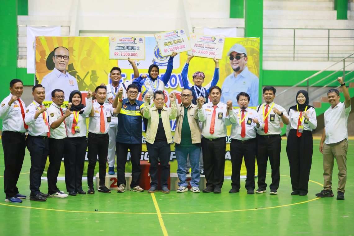 Berfhoto bersama dewan hakim, juri, panitia pelaksana dan pemenang di penutupan Kejurprov Drum Band Tahun 2025. FOTO: UCUP