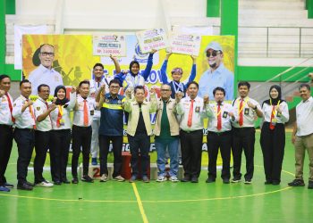 Berfhoto bersama dewan hakim, juri, panitia pelaksana dan pemenang di penutupan Kejurprov Drum Band Tahun 2025. FOTO: UCUP