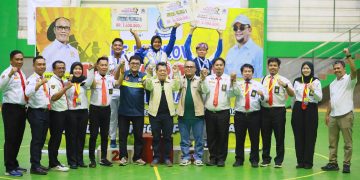 Berfhoto bersama dewan hakim, juri, panitia pelaksana dan pemenang di penutupan Kejurprov Drum Band Tahun 2025. FOTO: UCUP