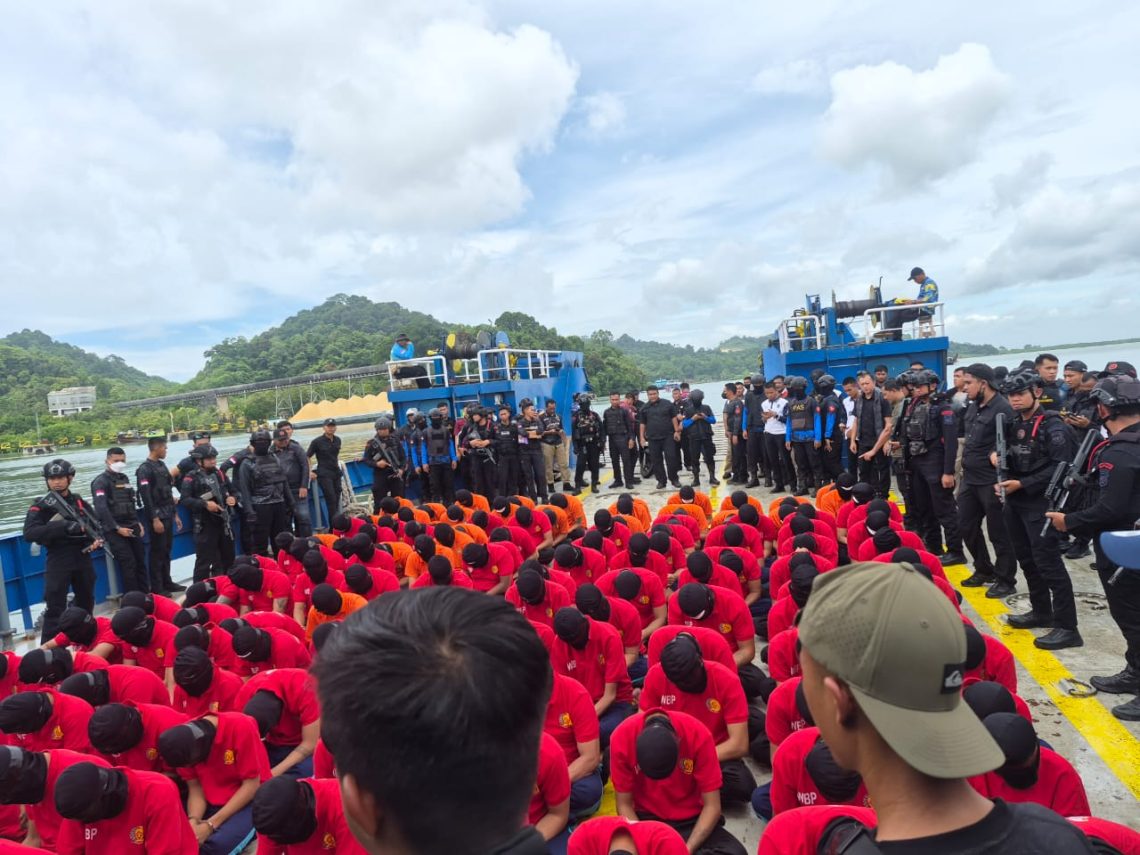 Napi High Risk Jambi dan Pekanbaru Saat Tiba di Nusa Kambangan. FOTO: IST