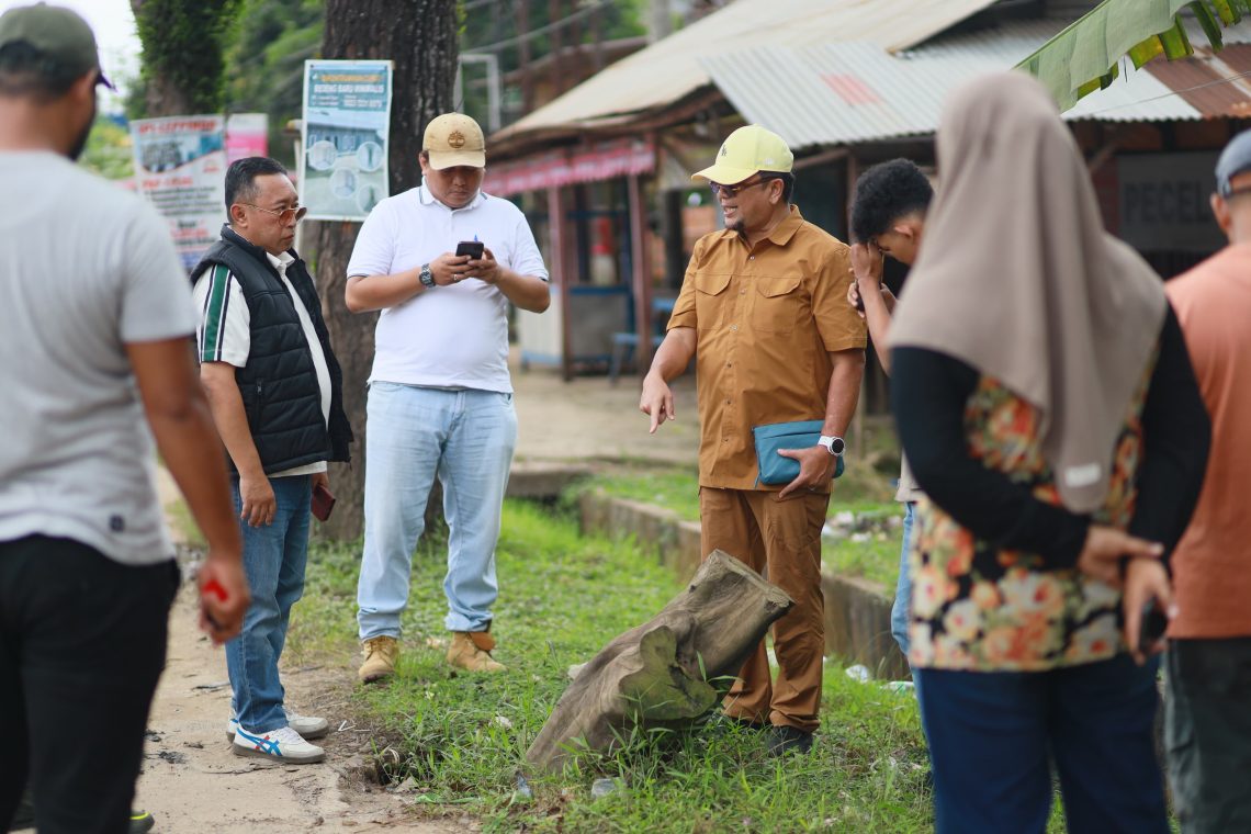Waka I DPRD Provinsi Jambi, Ivan Wirata Saat Meninjau Lokasi Banjir di Pondok Meja dan Tempino. FOTO: UCUP