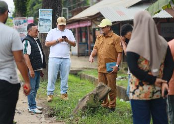 Waka I DPRD Provinsi Jambi, Ivan Wirata Saat Meninjau Lokasi Banjir di Pondok Meja dan Tempino. FOTO: UCUP