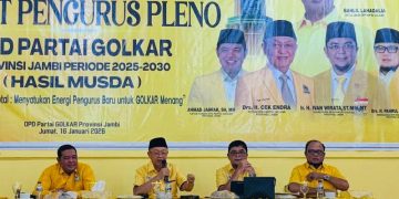Ketua Cek Endra, Ivan Wirata Saat Memimpin Rapat Pleno Perdana Pasca Terima SK.FOTO: UCUP