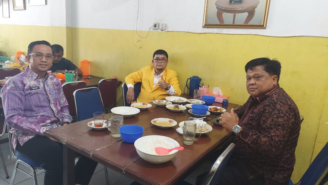 Ivan Wirata Saat Ngobrol dengan Sekda Merangin dan Kadis PU Merangin Permasalahan Jalan Tiga Jalur. FOTO: UCUP