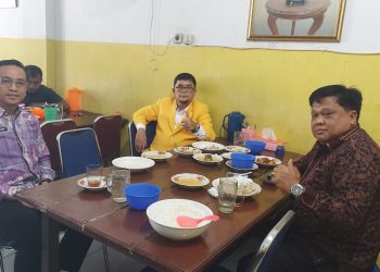 Ivan Wirata Saat Ngobrol dengan Sekda Merangin dan Kadis PU Merangin Permasalahan Jalan Tiga Jalur. FOTO: UCUP