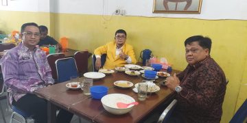 Ivan Wirata Saat Ngobrol dengan Sekda Merangin dan Kadis PU Merangin Permasalahan Jalan Tiga Jalur. FOTO: UCUP