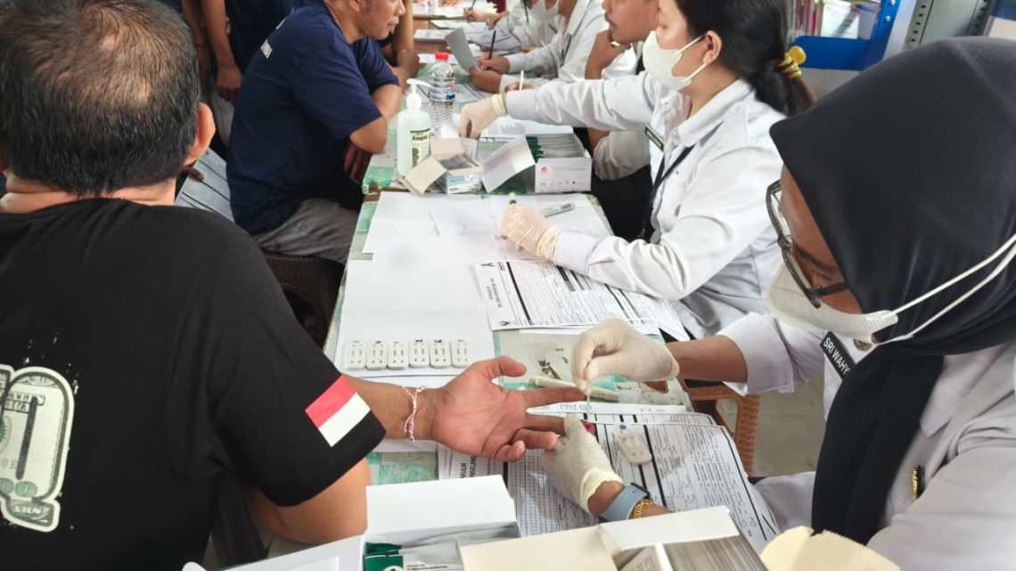 Pemeriksaan Sample darah dan konseling warga binaan Lapas Kelas IIA Jambi. FOTO: OYI