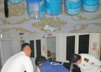 Pemeriksaan Urine WB Sarolangun saat dipindahkan ke Lapas Narkotika Muara Sabak. FOTO: IST