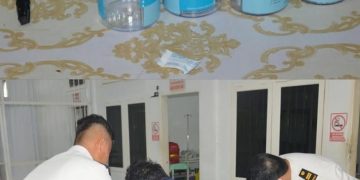 Pemeriksaan Urine WB Sarolangun saat dipindahkan ke Lapas Narkotika Muara Sabak. FOTO: IST