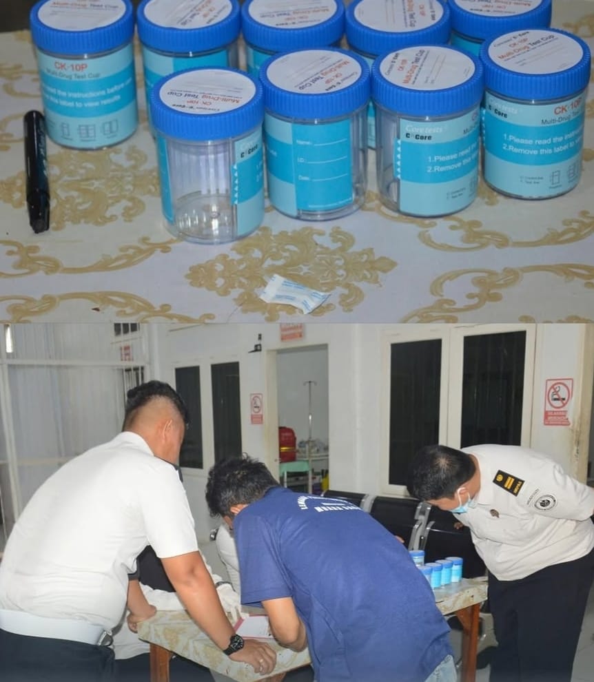 Pemeriksaan Urine WB Sarolangun saat dipindahkan ke Lapas Narkotika Muara Sabak. FOTO: IST