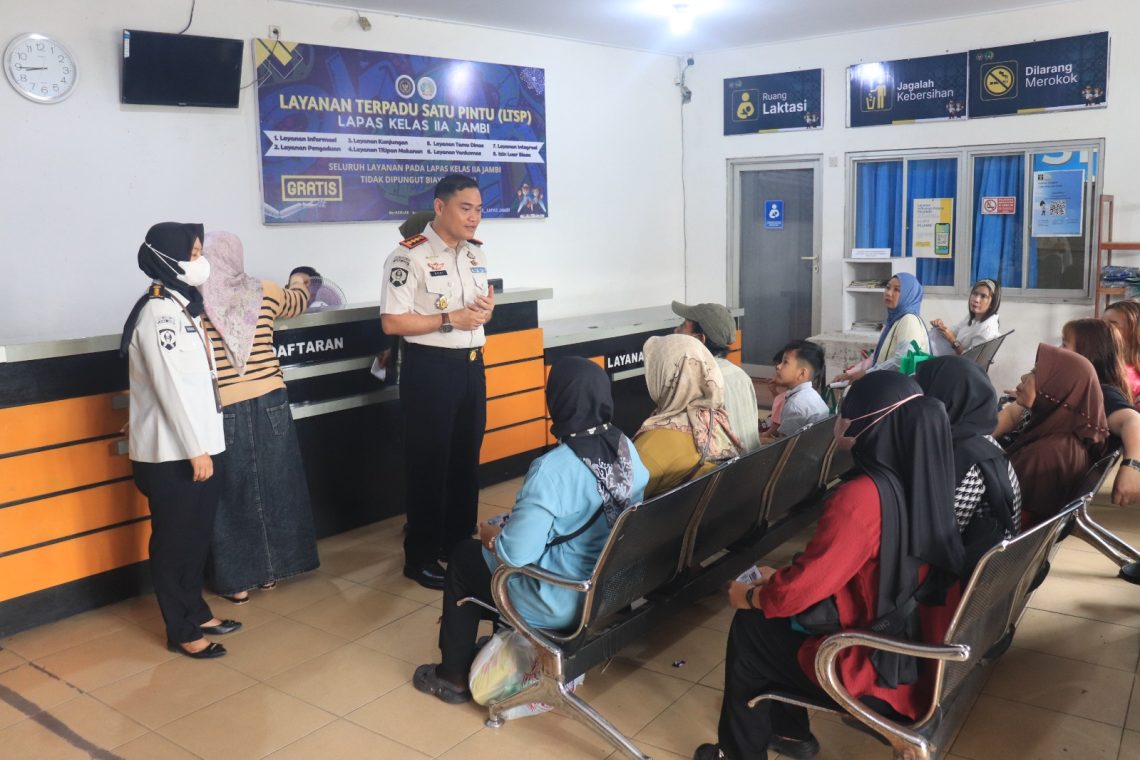 Kalapas Jambi, Syahroni Ali didampingi Eni Novalia sebagai Ketua Tim WBK dan WBBM saat sosialisasi kepada keluarga warga binaan yang datang berkunjung. FOTO: DOC LAPAS
