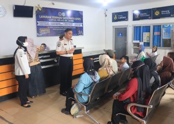 Kalapas Jambi, Syahroni Ali didampingi Eni Novalia sebagai Ketua Tim WBK dan WBBM saat sosialisasi kepada keluarga warga binaan yang datang berkunjung. FOTO: DOC LAPAS