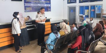 Kalapas Jambi, Syahroni Ali didampingi Eni Novalia sebagai Ketua Tim WBK dan WBBM saat sosialisasi kepada keluarga warga binaan yang datang berkunjung. FOTO: DOC LAPAS