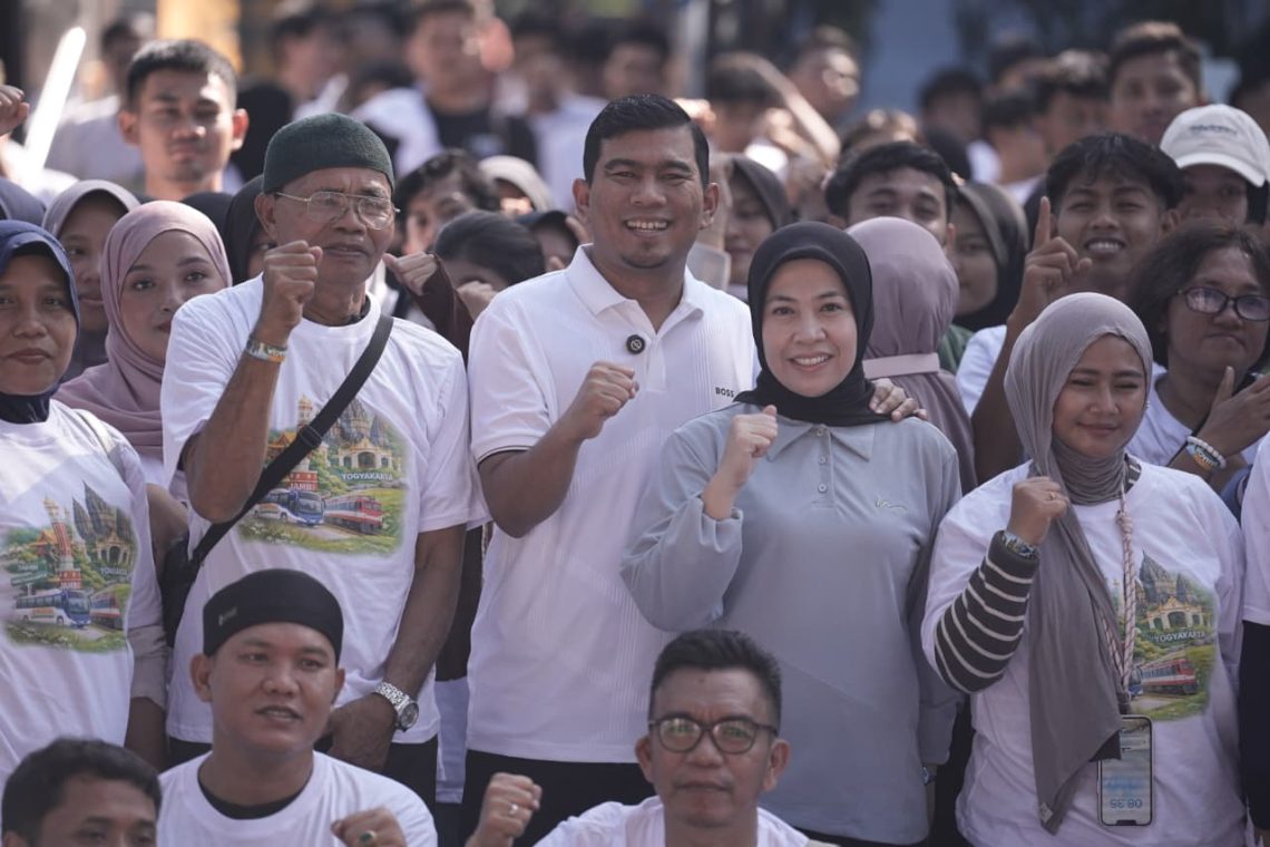 Rocky Candra didampingi istri tercinta saat melepas mudik gratis Jakarta-Jambi. FOTO: IST