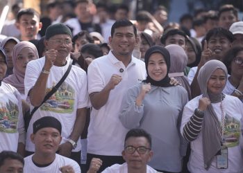 Rocky Candra didampingi istri tercinta saat melepas mudik gratis Jakarta-Jambi. FOTO: IST