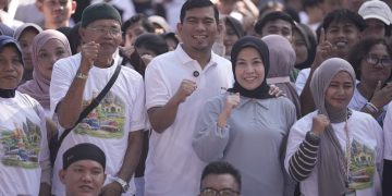 Rocky Candra didampingi istri tercinta saat melepas mudik gratis Jakarta-Jambi. FOTO: IST