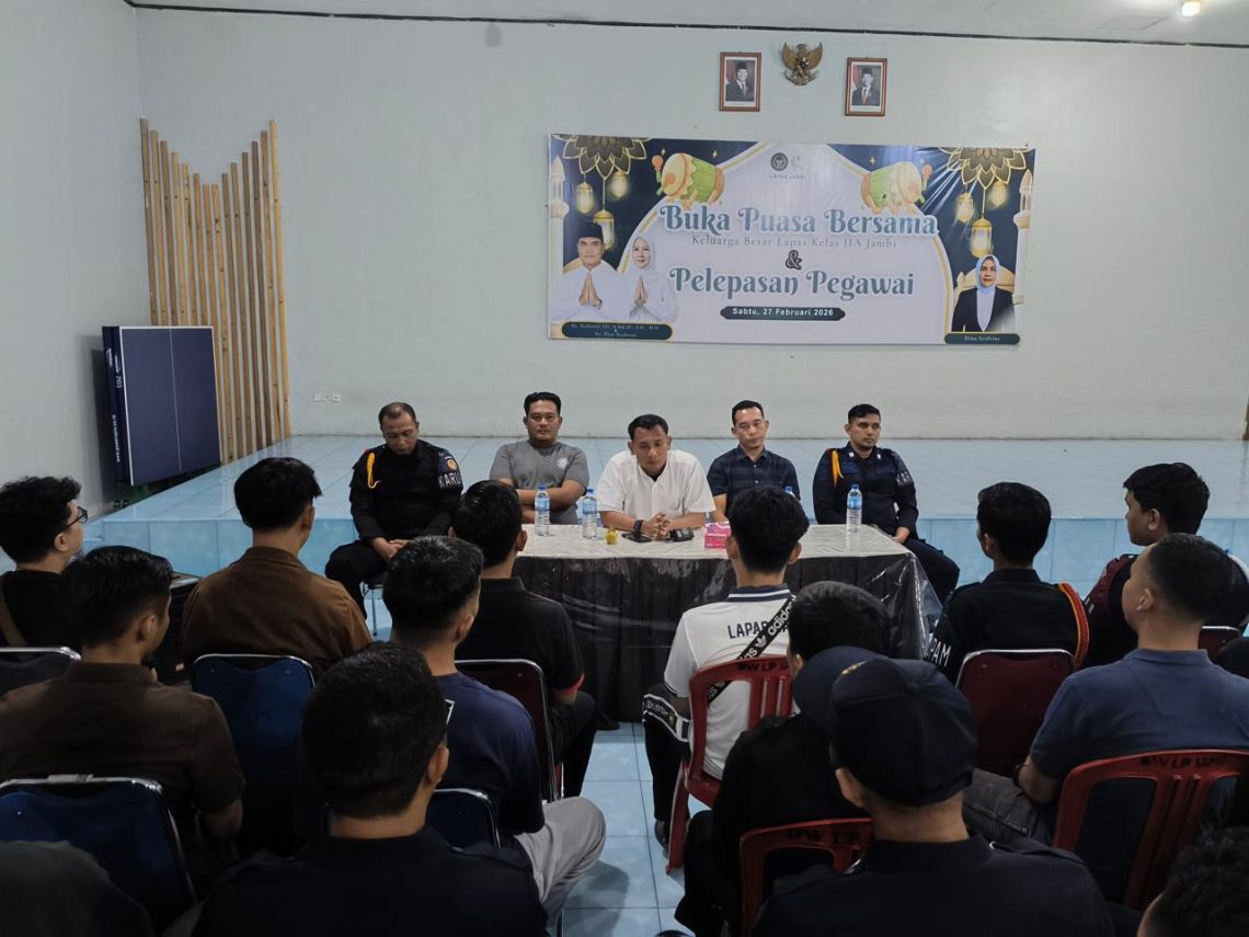 Ka KPLP Lapas Kelas IIA Jambi, Riko Hamdan Memberikan Pengarahan Pentingnya SOP dalam pengamanan. FOTO: IST