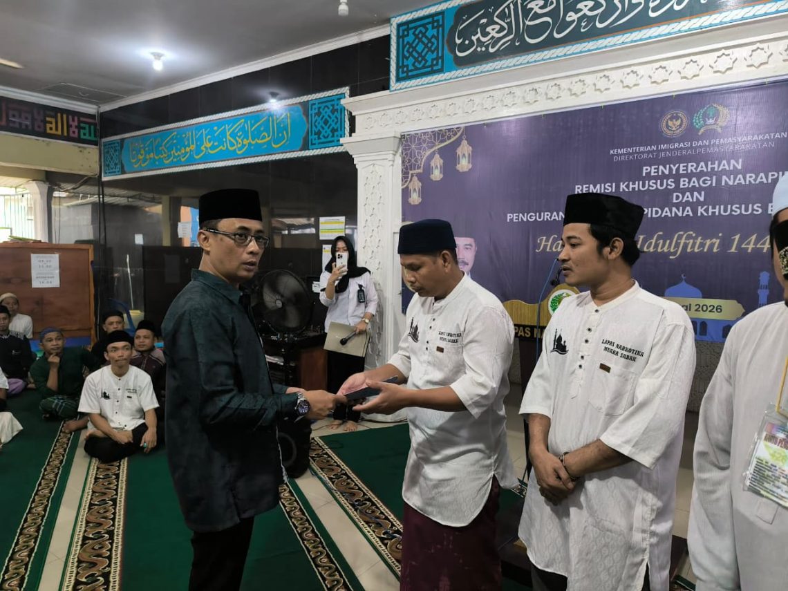 Kalapas Narkotika, M Askari Utomo Saat Menyerahkan SK Remisi kepada perwakilan warga binaan. FOTO: DOC LAPAS