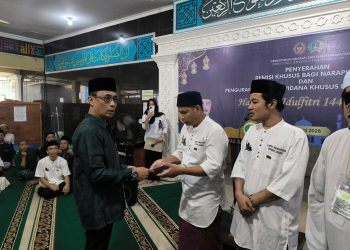 Kalapas Narkotika, M Askari Utomo Saat Menyerahkan SK Remisi kepada perwakilan warga binaan. FOTO: DOC LAPAS