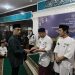 Kalapas Narkotika, M Askari Utomo Saat Menyerahkan SK Remisi kepada perwakilan warga binaan. FOTO: DOC LAPAS