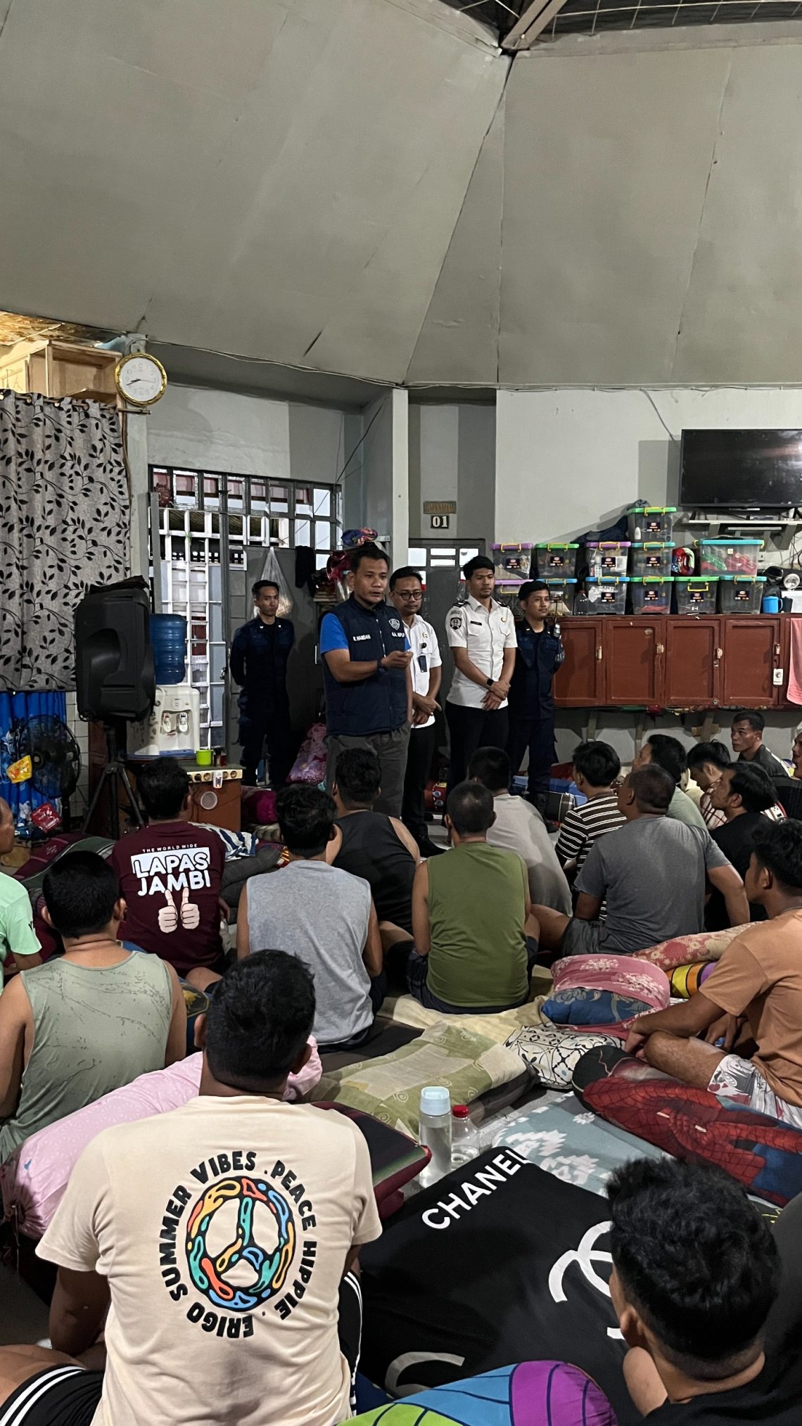 Ka KPLP Lapas Jambi Riko Hamdan Saat memberikan pengarahan kepada warga binaan. FOTO: DOC LAPAS