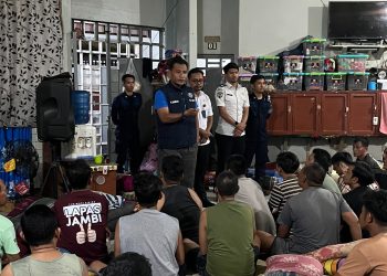 Ka KPLP Lapas Jambi Riko Hamdan Saat memberikan pengarahan kepada warga binaan. FOTO: DOC LAPAS