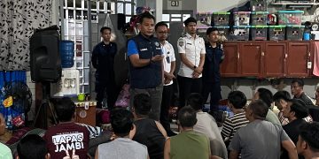 Ka KPLP Lapas Jambi Riko Hamdan Saat memberikan pengarahan kepada warga binaan. FOTO: DOC LAPAS