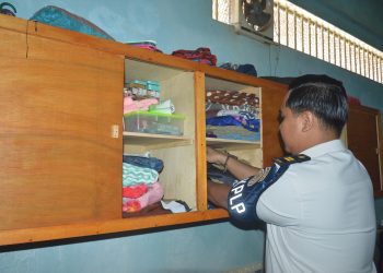 Petugas saat melakukan penggeledahan blok hunian. FOTO: DOC LAPAS