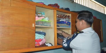 Petugas saat melakukan penggeledahan blok hunian. FOTO: DOC LAPAS