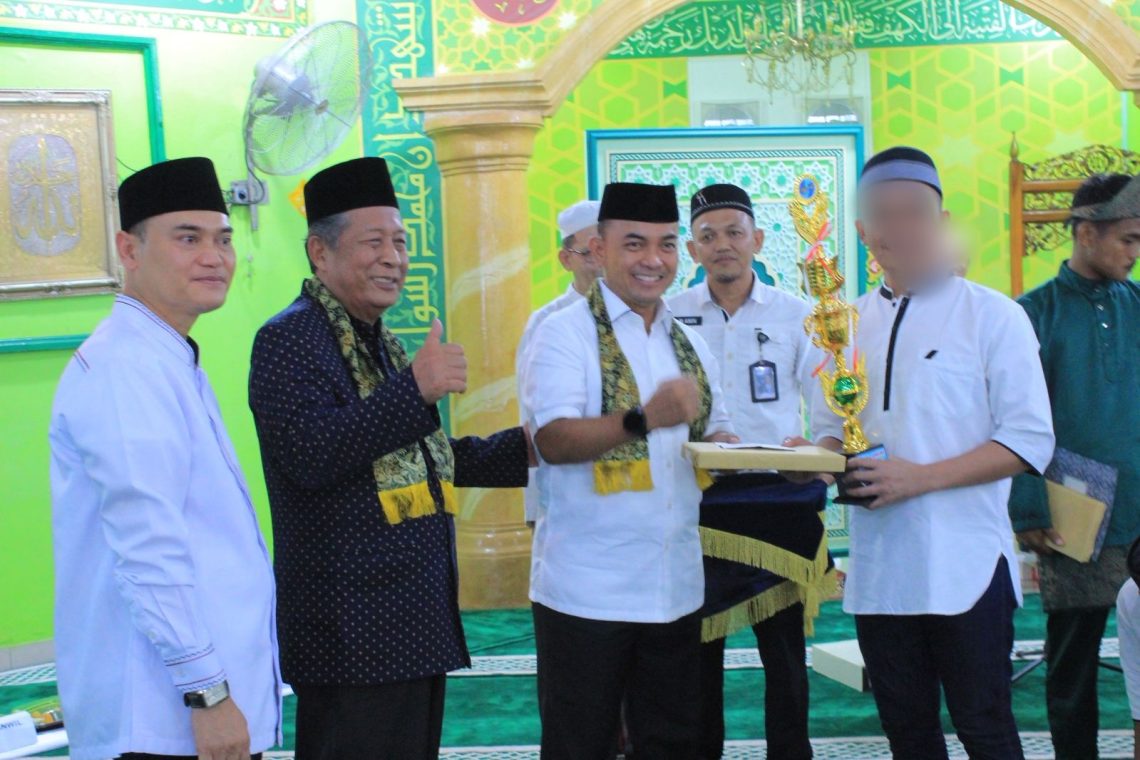 Kanwil Ditjenpas Jambi, Irwan didampingi oleh Wagub Jambi dan Kalapas saat menyerahkan piagam penghargaan kepada WB berprestasi pada kegiatan Sanlat Ramadhan. FOTO: DOC LAPAS