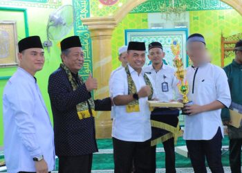 Kanwil Ditjenpas Jambi, Irwan didampingi oleh Wagub Jambi dan Kalapas saat menyerahkan piagam penghargaan kepada WB berprestasi pada kegiatan Sanlat Ramadhan. FOTO: DOC LAPAS
