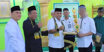 Kanwil Ditjenpas Jambi, Irwan didampingi oleh Wagub Jambi dan Kalapas saat menyerahkan piagam penghargaan kepada WB berprestasi pada kegiatan Sanlat Ramadhan. FOTO: DOC LAPAS