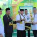 Kanwil Ditjenpas Jambi, Irwan didampingi oleh Wagub Jambi dan Kalapas saat menyerahkan piagam penghargaan kepada WB berprestasi pada kegiatan Sanlat Ramadhan. FOTO: DOC LAPAS