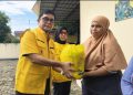 Ivan Wirata Menyerahkan Bantuan kepada masyarakat penerima manfaat. FOTO: OYI