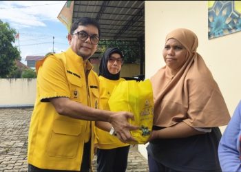 Ivan Wirata Menyerahkan Bantuan kepada masyarakat penerima manfaat. FOTO: OYI