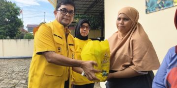 Ivan Wirata Menyerahkan Bantuan kepada masyarakat penerima manfaat. FOTO: OYI