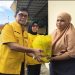 Ivan Wirata Menyerahkan Bantuan kepada masyarakat penerima manfaat. FOTO: OYI