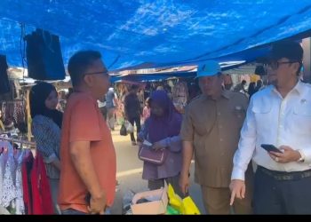 Dialog dengan pedagang di pasar tradisional Sengeti. FOTO: OYI
