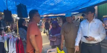 Dialog dengan pedagang di pasar tradisional Sengeti. FOTO: OYI