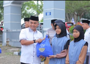 Kanwil Ditjenpas Jambi, Irwan Rahmat Gumilar Menyerahkan Bantuan kepada masyarakat. FOTO: IST