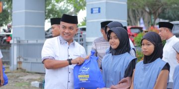 Kanwil Ditjenpas Jambi, Irwan Rahmat Gumilar Menyerahkan Bantuan kepada masyarakat. FOTO: IST
