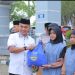Kanwil Ditjenpas Jambi, Irwan Rahmat Gumilar Menyerahkan Bantuan kepada masyarakat. FOTO: IST