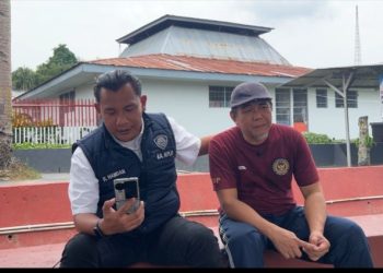 Ka KPLP Riko Hamdan Saat Mendampingi Warga Binaan Menghubungi Pihak Keluarga. FOTO: IST
