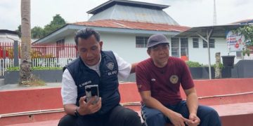 Ka KPLP Riko Hamdan Saat Mendampingi Warga Binaan Menghubungi Pihak Keluarga. FOTO: IST