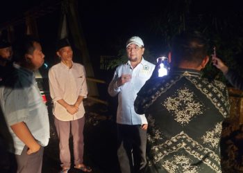 Ivan Wirata saat meninjau jalan Padang lamo beberapa waktu yang lalu. FOTO: UCUP