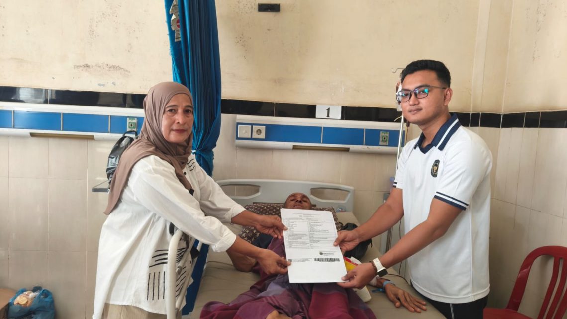 Kasubsi Bimkesmaswat Lapas Kelas IIA Jambi, Pandega Bayu Pratama saat menyerahkan surat bebas kepada perwakilan keluarga warga binaan. FOTO: OYI